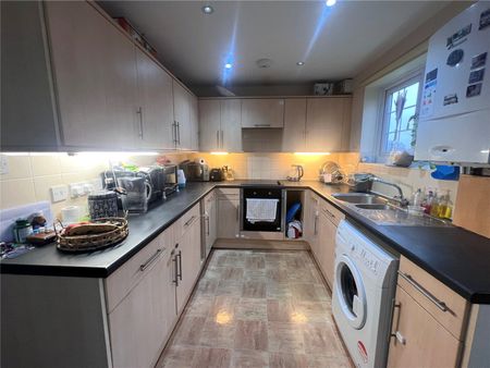 Manor House Court, Epsom, Surrey, KT18 7RN - Photo 2