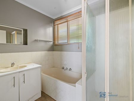 Convienently located 3 bedroom home - Photo 5