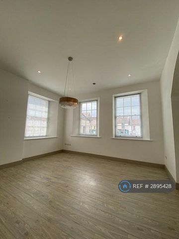2 bedroom flat to rent - Photo 2