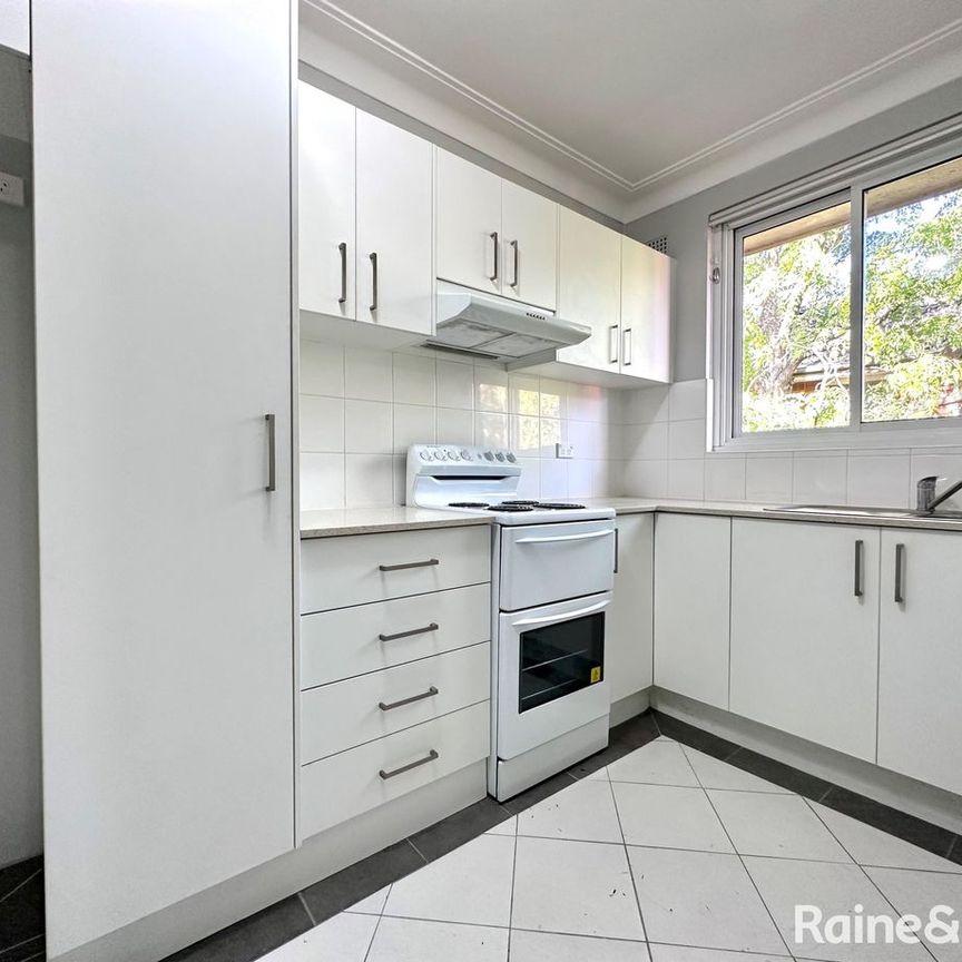 Spacious and renovated 2 Bedroom Apartment - Photo 1
