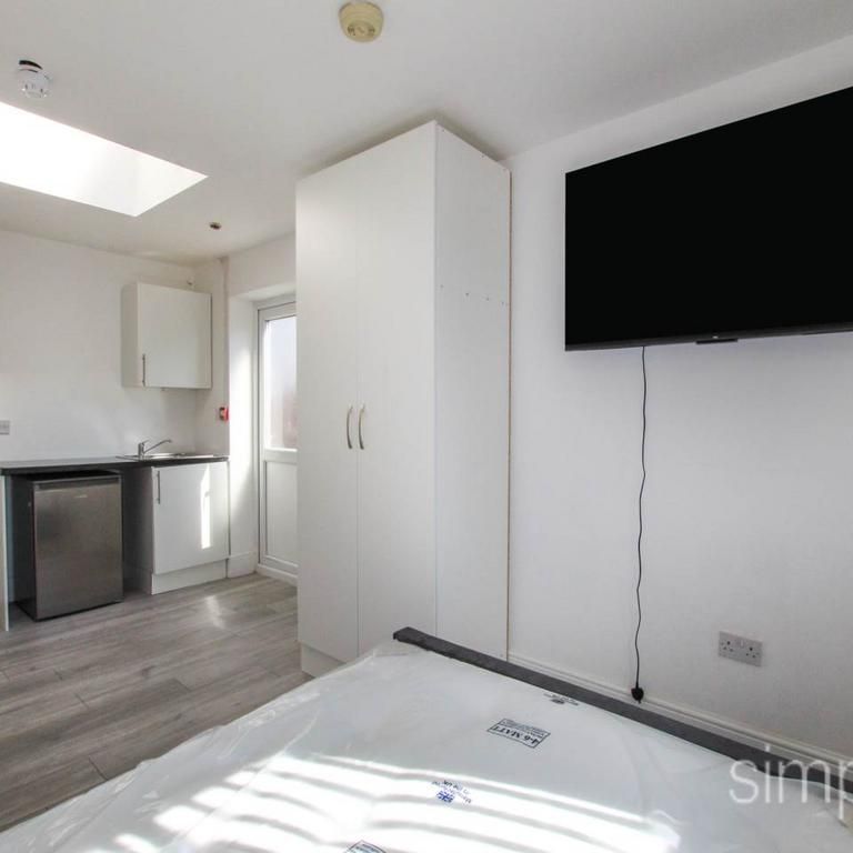 1 bedroom in a house share to rent - Photo 1
