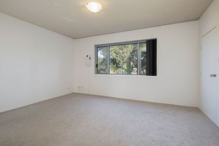 Tidy 2 bedroom apartment opposite the shops! - Photo 3