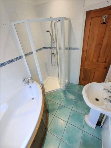 4 bedroom end of terrace house to rent - Photo 2