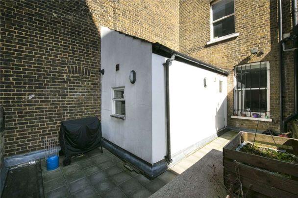 A large four double bedroom apartment situated in a perfect Islington location on Upper Street. - Photo 1