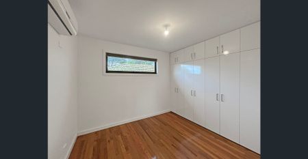 Stylish 2-Bedroom Townhouse in a Prime Oak Park Pocket - Photo 4