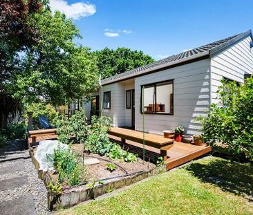 Single Garage 3 Bed 2 Bath Standalone House - Photo 1