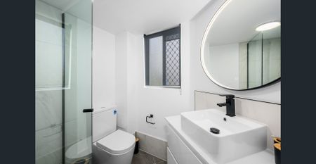 Renovated 2-Bedroom Unit Just 50m from the Broadwater - Photo 5