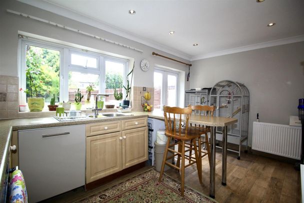 3 Bedroom House - Terraced To Let - Photo 1