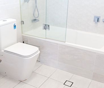 Stunning Renovated 2 Bedroom unit in quiet location - Photo 2