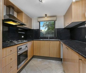 Tri Level Townhouse in the heart of Alexandria - Photo 3