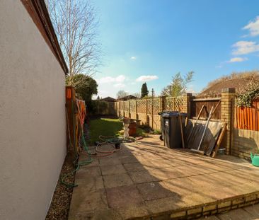 2 bedroom end of terrace house to rent - Photo 1