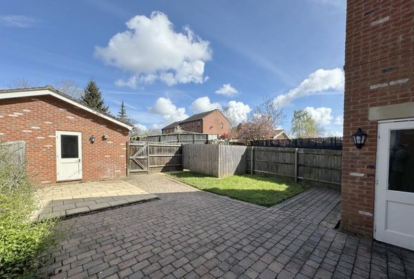 4 bedroom link detached house to rent - Photo 1