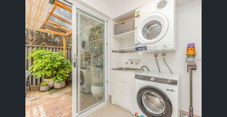 Charming Townhouse in Prime Como Beach Location! - Photo 4