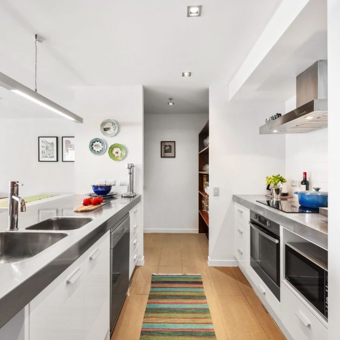 Spacious and light, three bedroom apartment - Photo 1