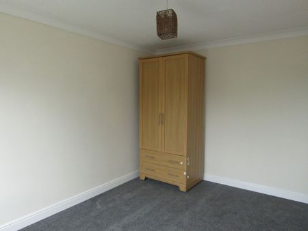 3 bed Terraced - To Let - Photo 2