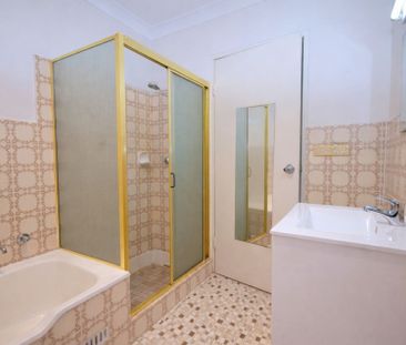 Renovated 2 Bedroom Townhouse!! - Photo 2