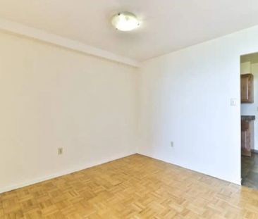 20 Carabob Crt. — 1 Bedroom + Den - Photo 2