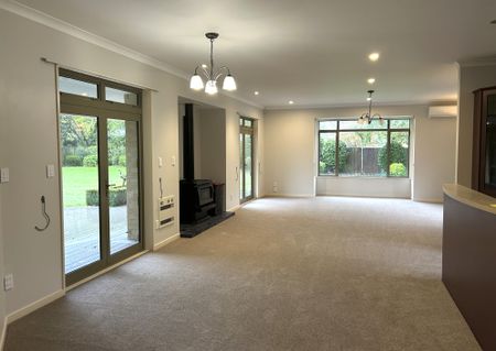 Large Executive Home - Photo 4