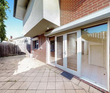 Bright & Fresh 2-Bedroom House in the Heart of Brunswick - Photo 6