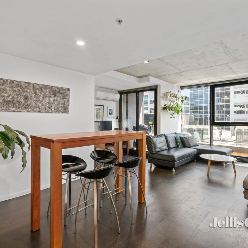Spacious apartment in premier Melbourne location - Photo 1