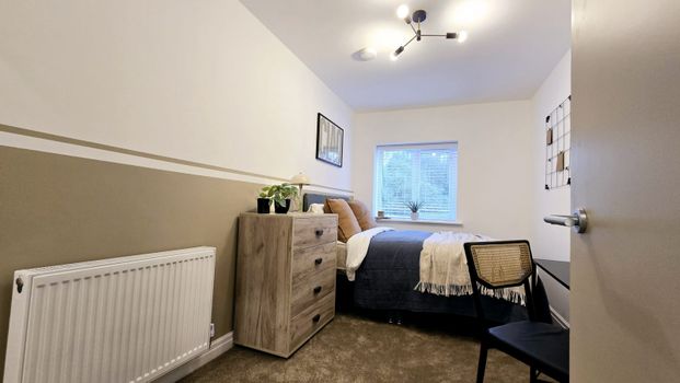 Modern Ensuite Rooms in Newly Refurbished 5-Bed - Photo 1