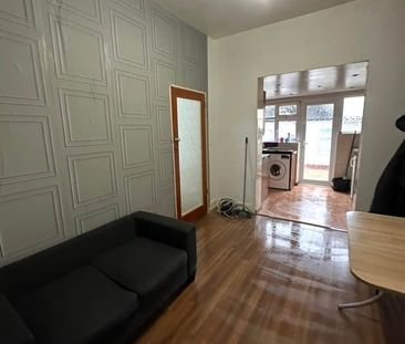 Room in a Shared House, London, IG1 - Photo 4