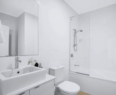 Modern Top-Floor Apartment with Stunning Views and Prime Location - Photo 2