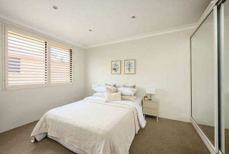 Sunlit Coastal Living Opposite Reserve, Walk to Maroubra Beach - Photo 4