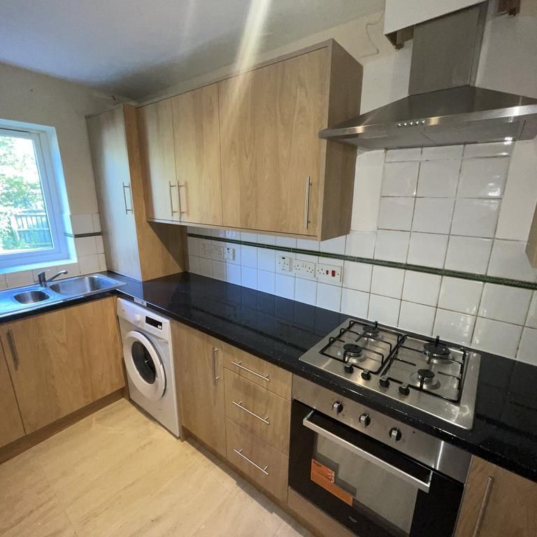 2 bedroom ground floor flat to rent - Photo 1