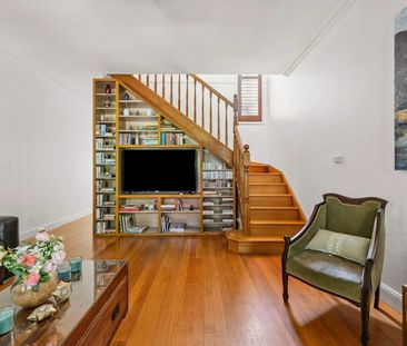 Charming Two-Storey Home in a Prime Alexandria Pocket - Photo 1
