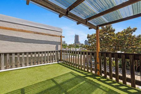 Charming 3-Bedroom Terrace in Tree-Lined Paddington Street - Photo 3