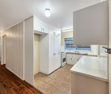 Located in a quiet cul-de-sac, family friendly area with convenient... - Photo 1