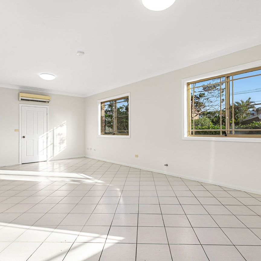 Charming Family Retreat In Premium Location - Photo 1