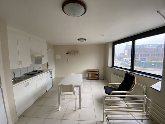 Gemeubelde studio gelegen op een toplocatie in Geel. - Photo 1