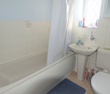 The Hawthorns, Colnbrook, Slough,SL3 - Photo 4