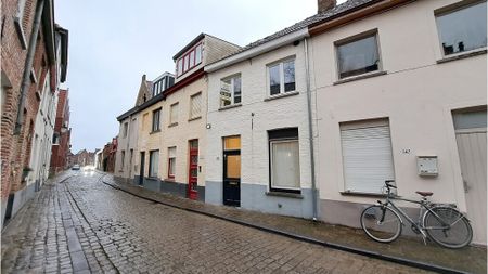 Gerenoveerde rijwoning met koer te huur in Brugge - Photo 2