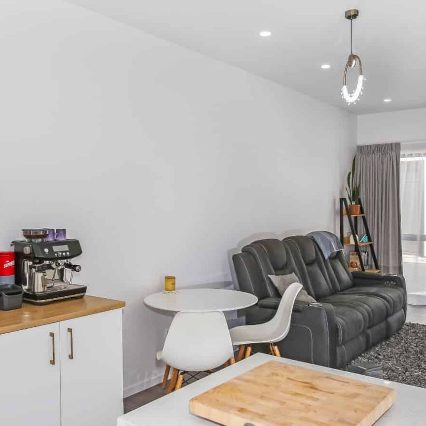 Single Garage & Modern Living - Photo 1