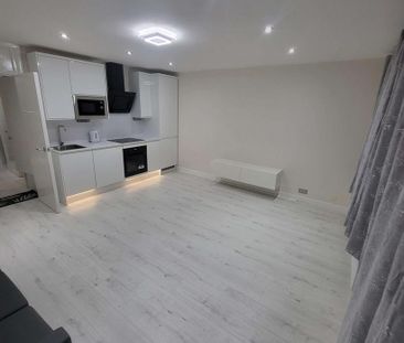 1 bedroom in a flat share to rent - Photo 5