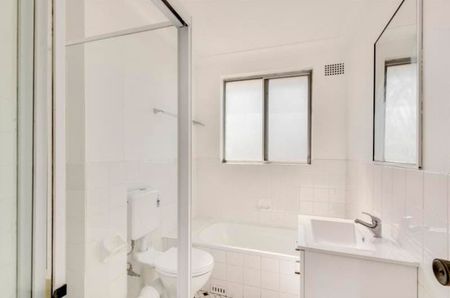 Two Bedroom Apartment with Large Balcony in the Heart of Kensington - Photo 4