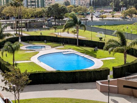 Piso de alquiler en Calle Ana Maria Rengel, El Cónsul - Ciudad Universitaria - El Romeral - Photo 2