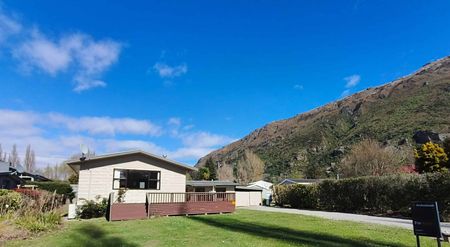 Charming Lakeside Cottage - Photo 3