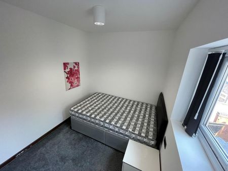 5 bedroom end of terrace house to rent - Photo 3