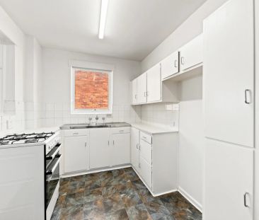 Light-Filled 1 Bedroom Apartment in Prime Armadale Location - Photo 2