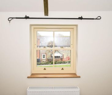 2 bedroom character property to rent - Photo 6