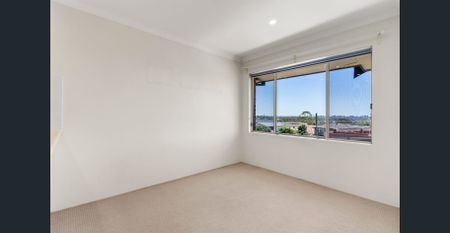 Bright & Spacious Two-Bedroom Apartment - Photo 4