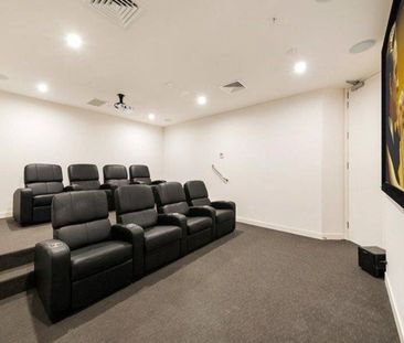 DESIGNER APARTMENT IN ICONIC DIMMEY'S BUILDING - Photo 2