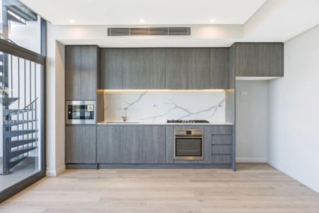 Stylish Light-Filled Retreat with Private Pool in Oasis Leichhardt - Photo 2