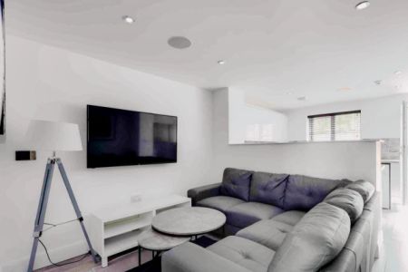5 Beds 2 Baths - Photo 3