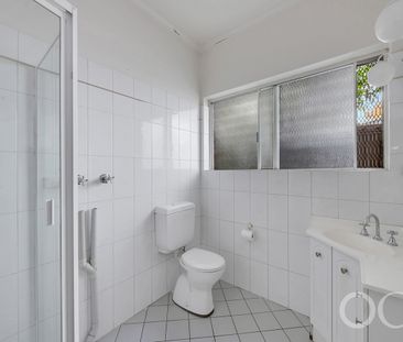 Open the door to stylish family living - Photo 6