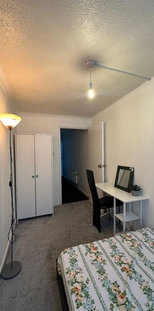 Room in a Shared House, Willow Tree Close, SW18 - Photo 1